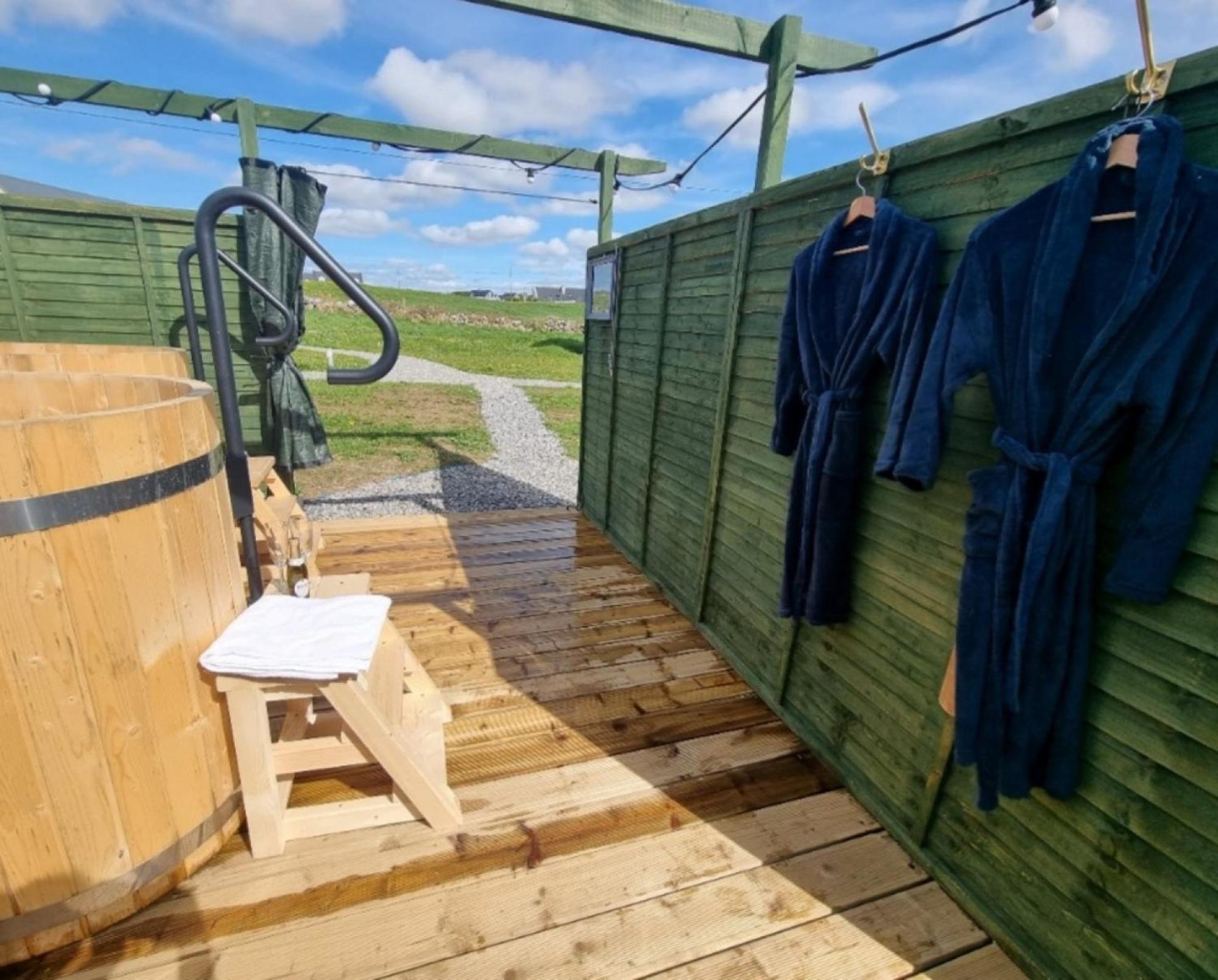 Wild Meadow Huts Villa Doolin Bagian luar foto